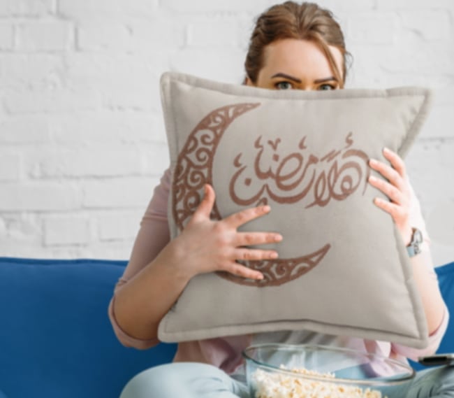 Housse de Coussin en Velours Brodé "Ahla Ramadan" – Déco Spéciale Ramadan 🌙