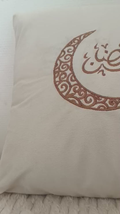 Housse de Coussin en Velours Brodé "Ahla Ramadan" – Déco Spéciale Ramadan 🌙