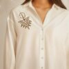 Chemisier brodé femme avec motif fibule berbère en coton blanc