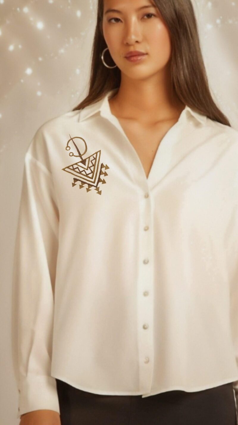 Chemisier brodé femme avec motif fibule berbère en coton blanc