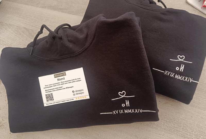 Sweat brodé chiffres romains personnalisé avec cœur et initiales pour couple