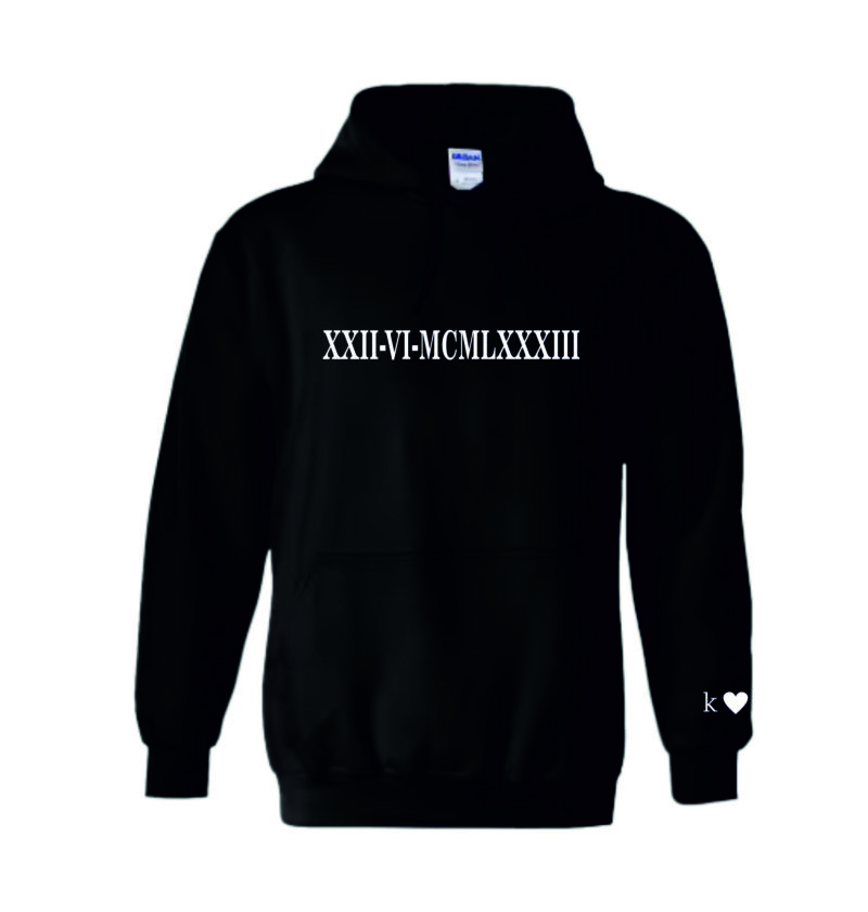 Sweat brodé chiffres romains personnalisé avec cœur et initiales pour couple
