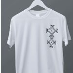 T-shirt Tattoo Amazigh brodé – L'identité berbère en broderie artisanale sur coton bio